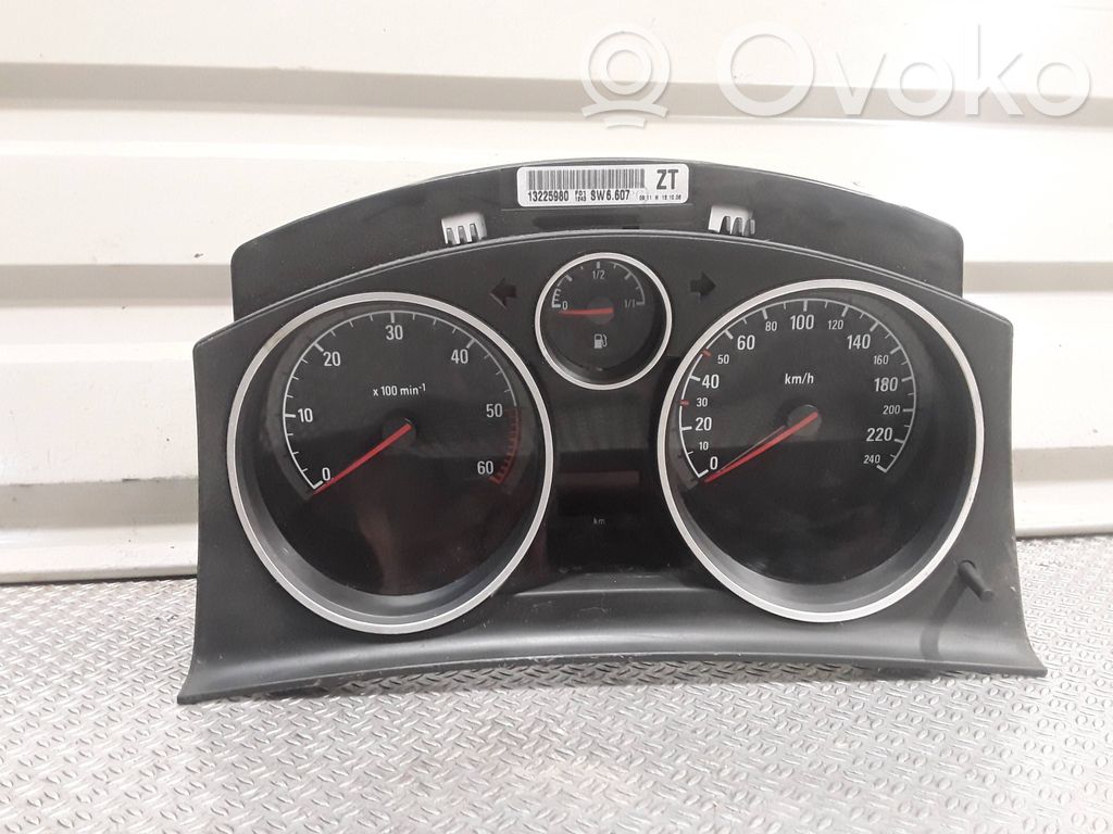 Opel Zafira B Geschwindigkeitsmesser Cockpit 