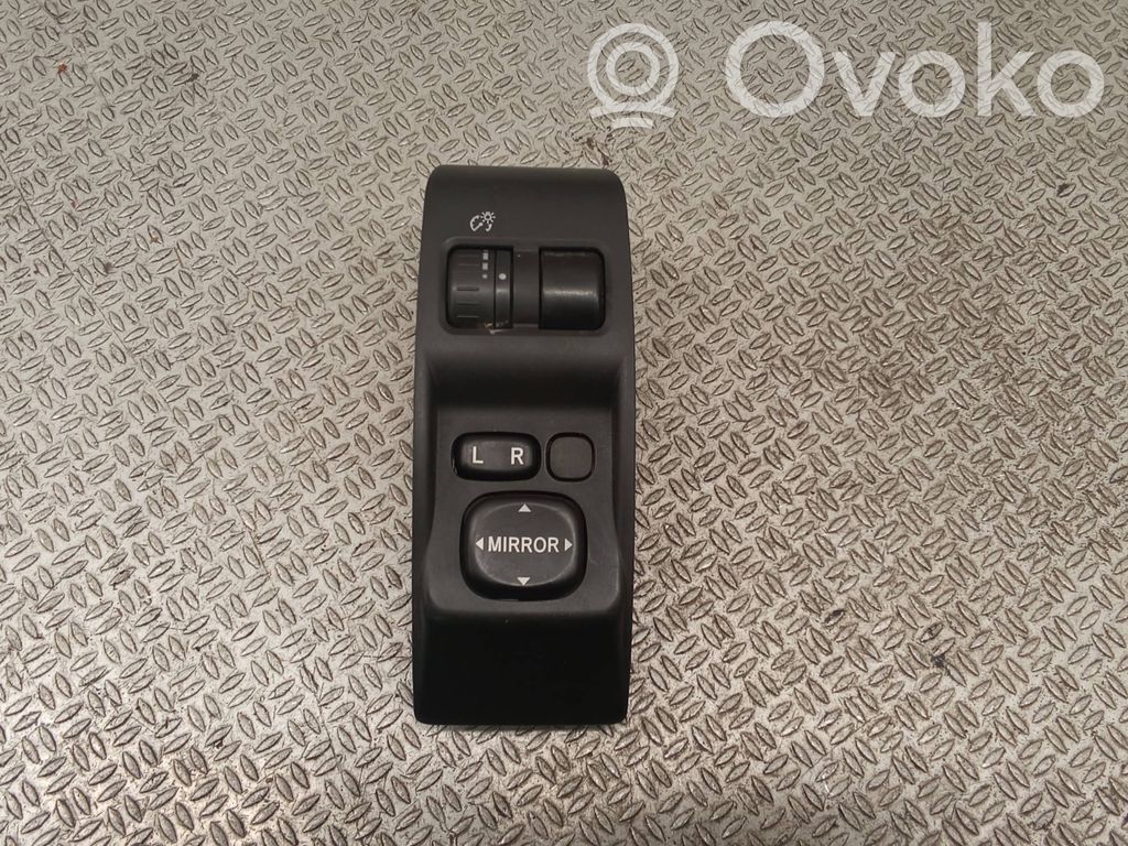 Wing mirror switch   83002FG000