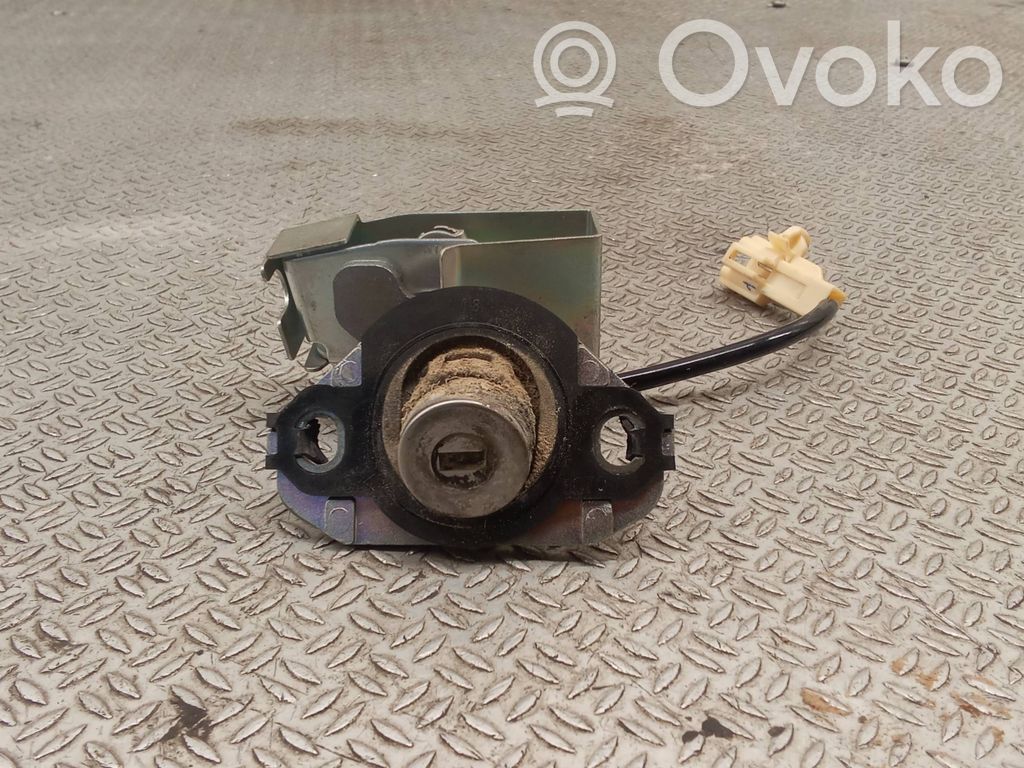 Tailgate exterior lock
