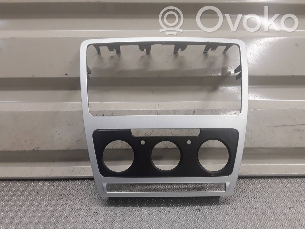 Skoda Octavia Mk2 (1Z) Konsola środkowa / Radio / GPS 