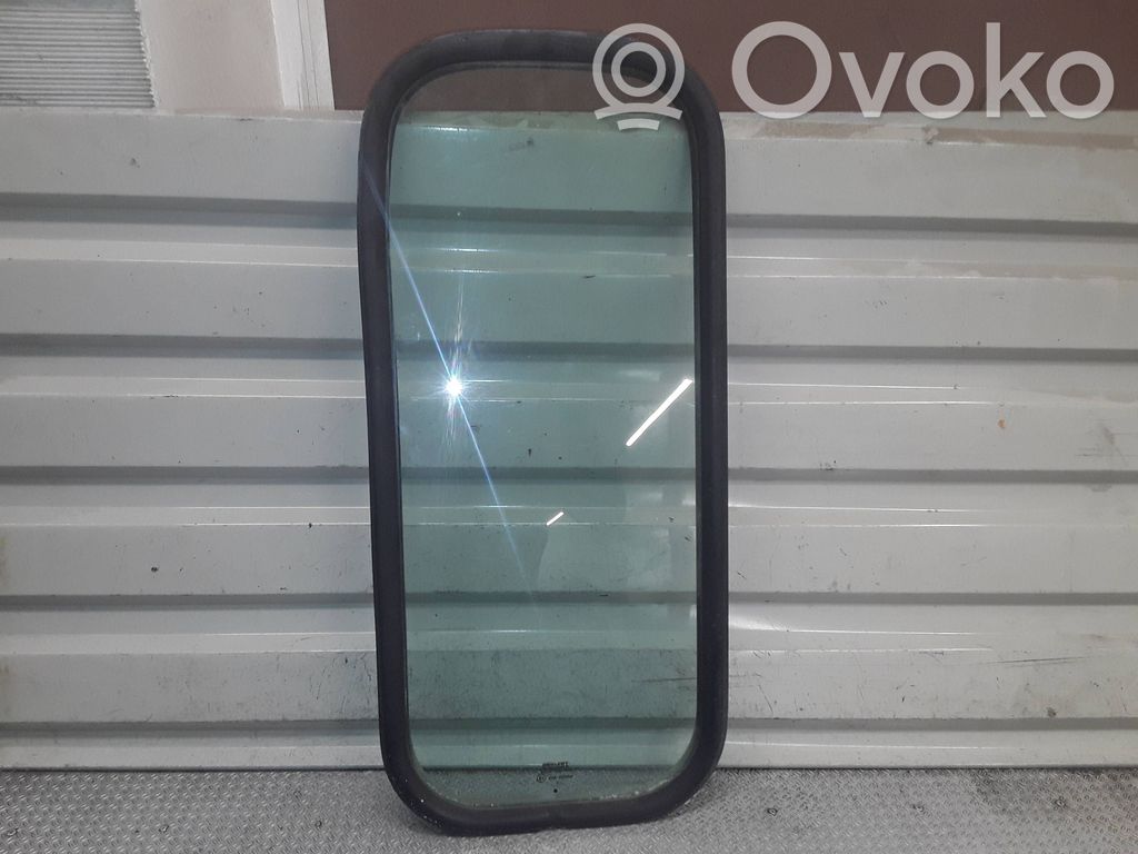 Side middle window/glass