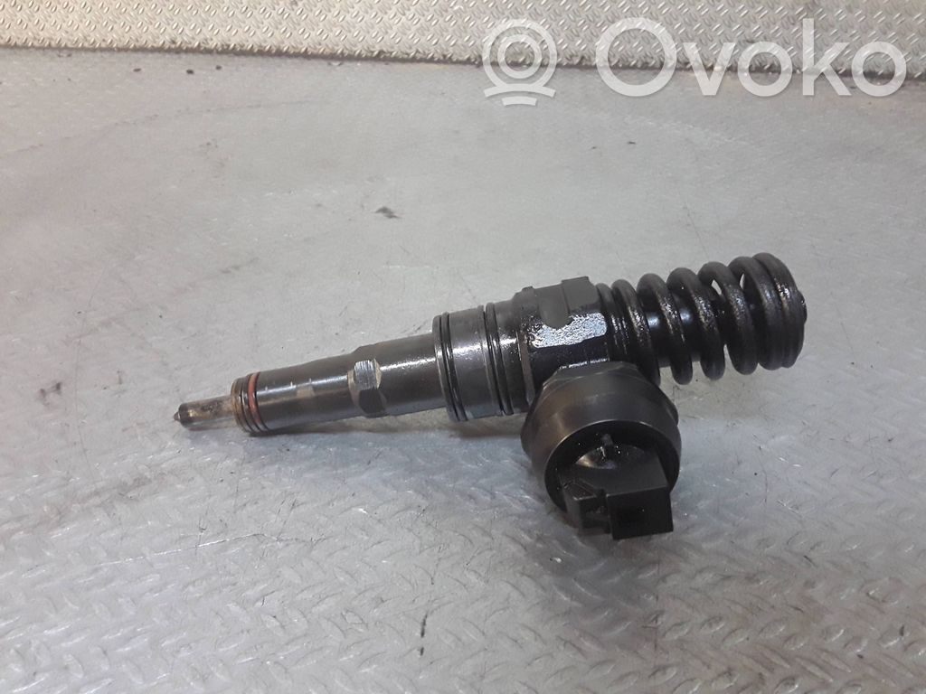 Volkswagen PASSAT B6 Inyector de combustible 