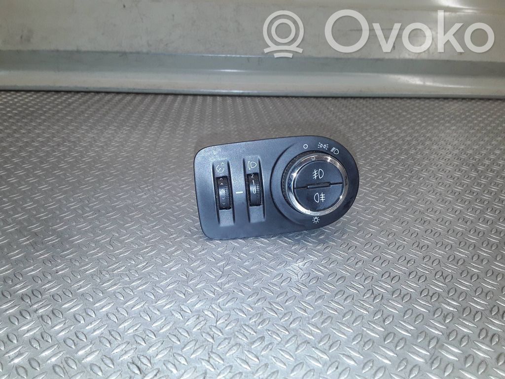Light switch   13294819