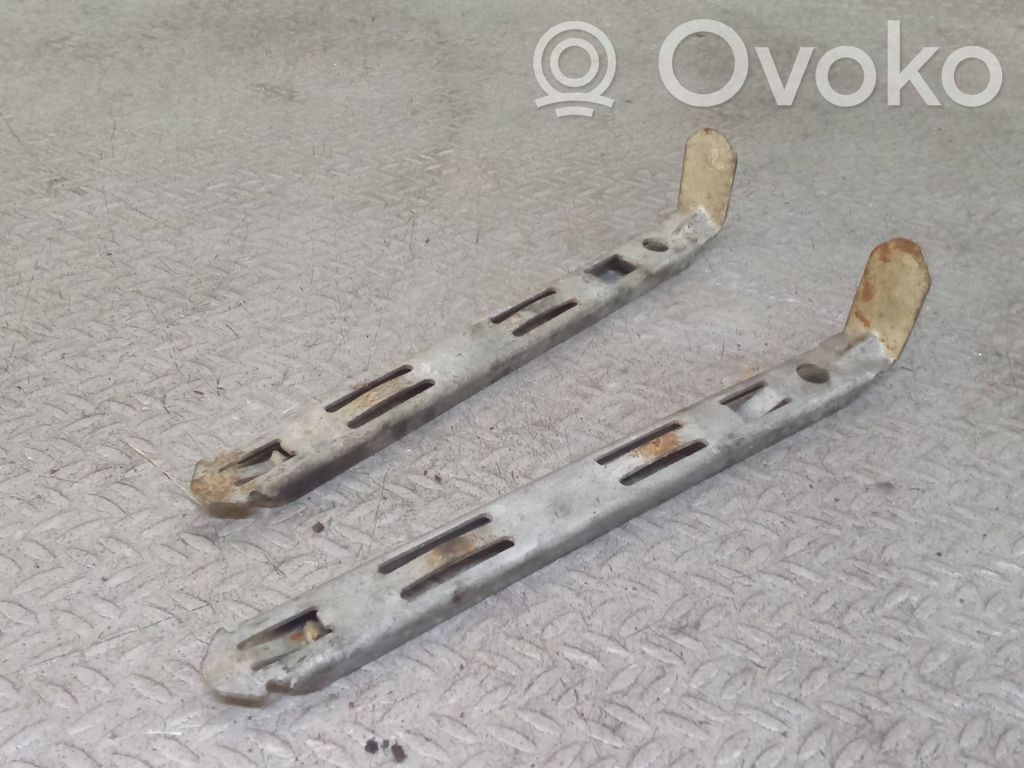 Headlight/headlamp mounting bracket   863718