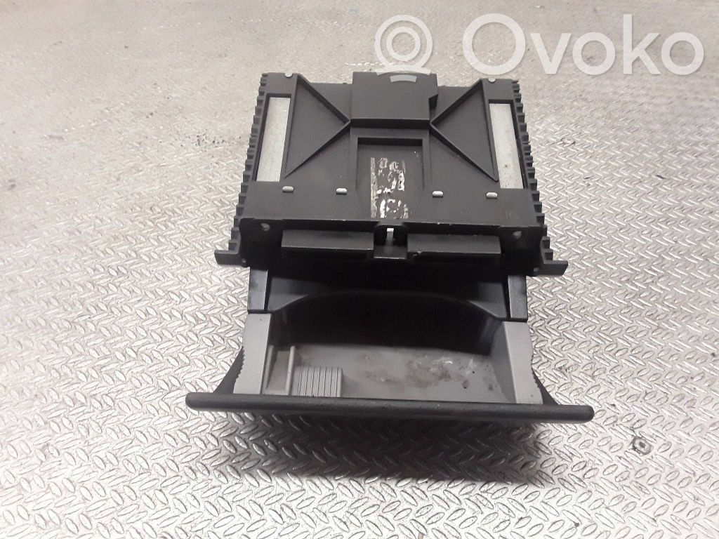 Audi A2 Peleninė panelėje 