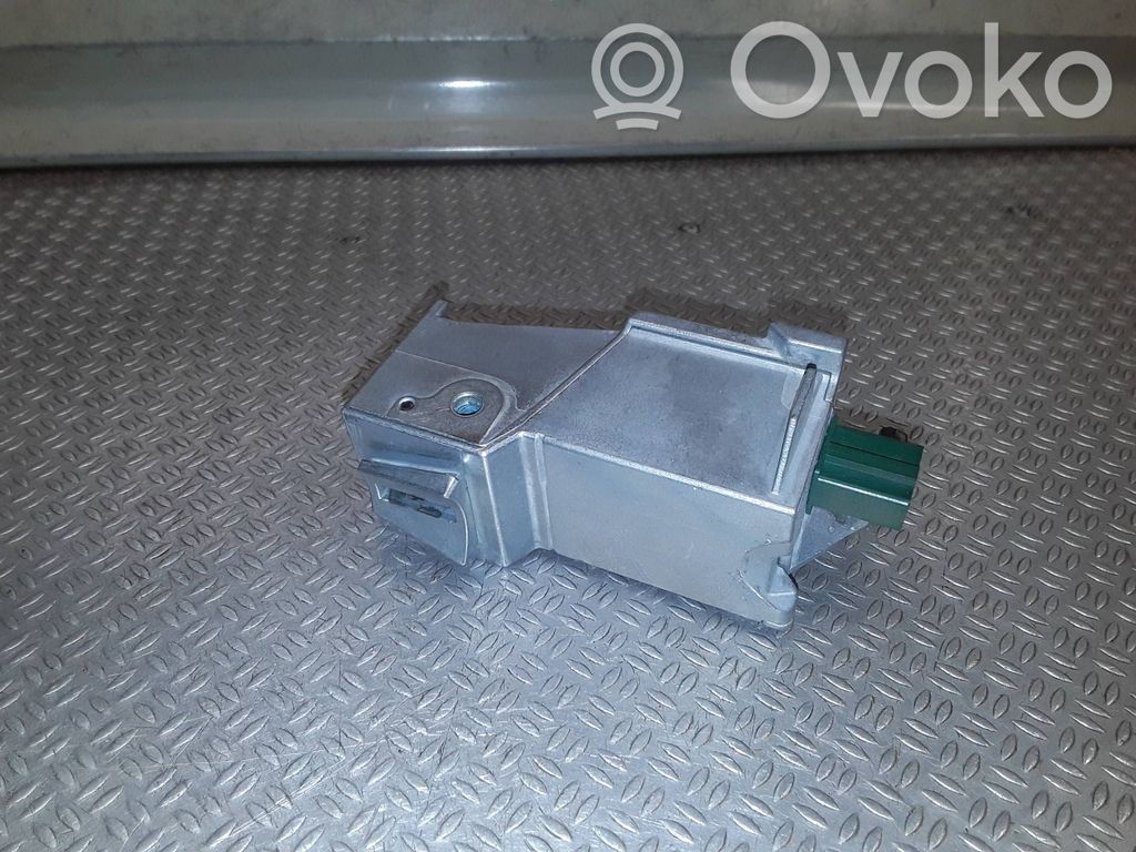 Ohjauspyörän lukitus   8M513F880