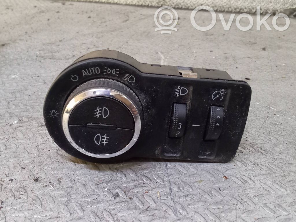 Light switch   13268702