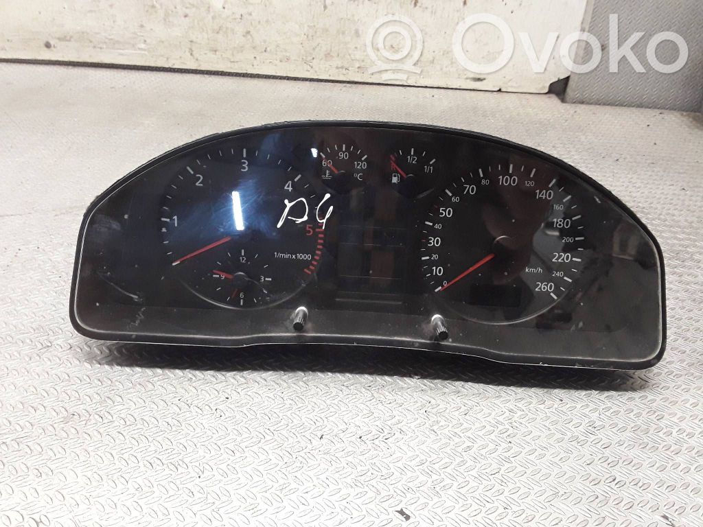 Audi A4 S4 B5 8D Nopeusmittari (mittaristo) 