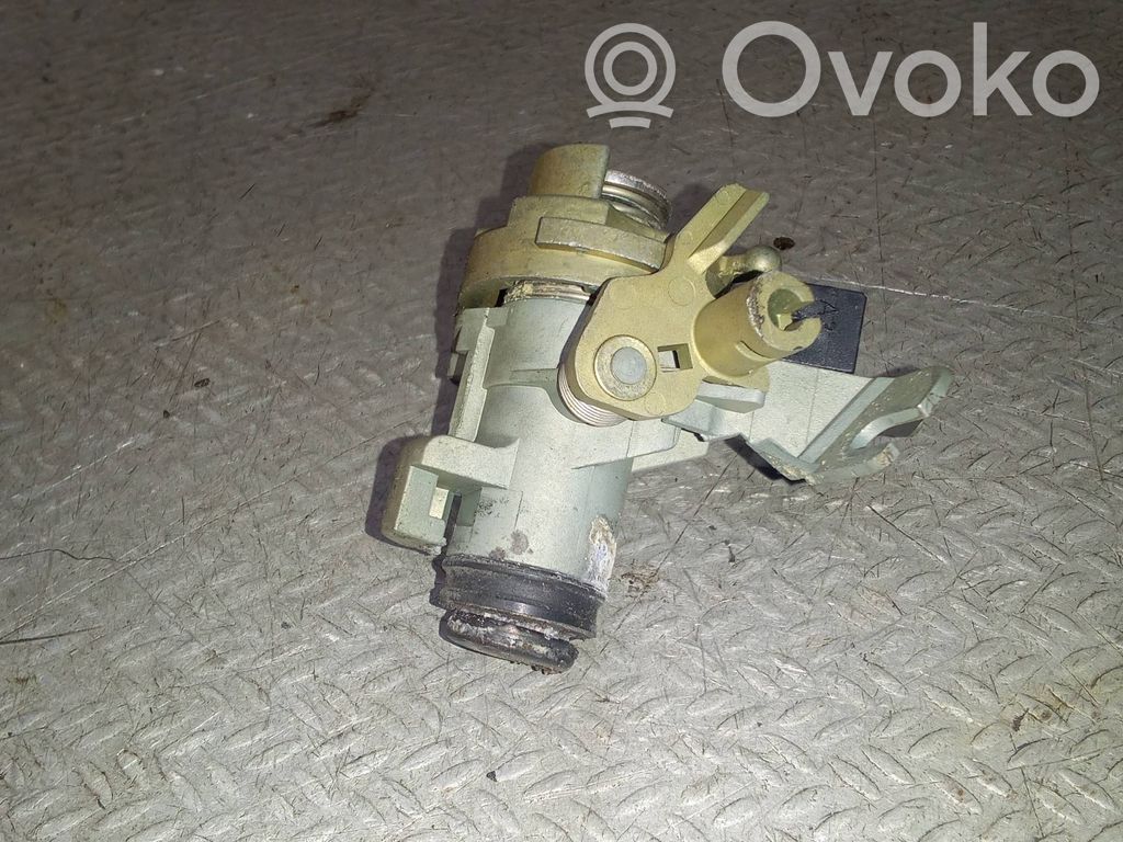 Takaluukun ulkopuolinen lukko   8E0827573A