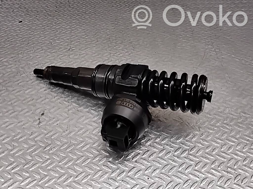 Volkswagen PASSAT B6 Wtryskiwacz paliwa