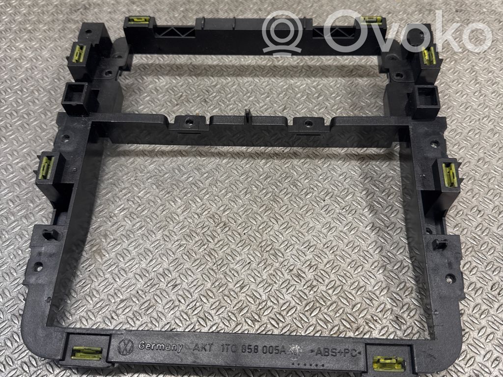 Volkswagen Touran I Kita panelės detalė 