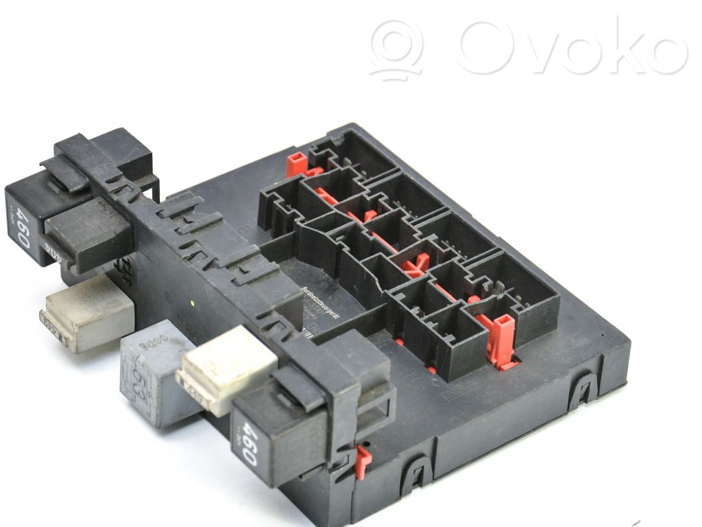 Volkswagen PASSAT B6 Fuse module 