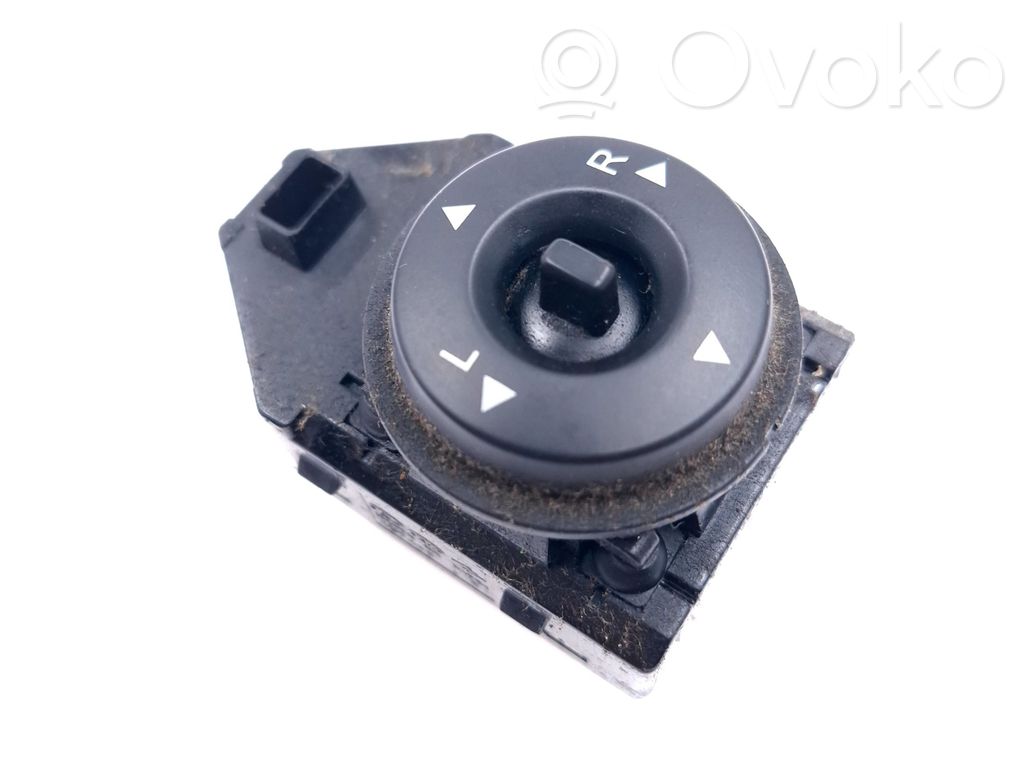 Wing mirror switch   4574802