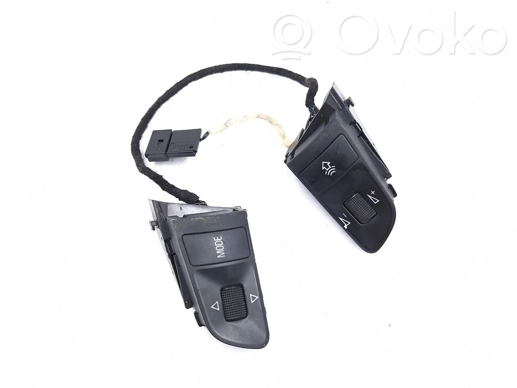 Audi A4 S4 B7 8E 8H Przełącznik / Przycisk kierownicy 