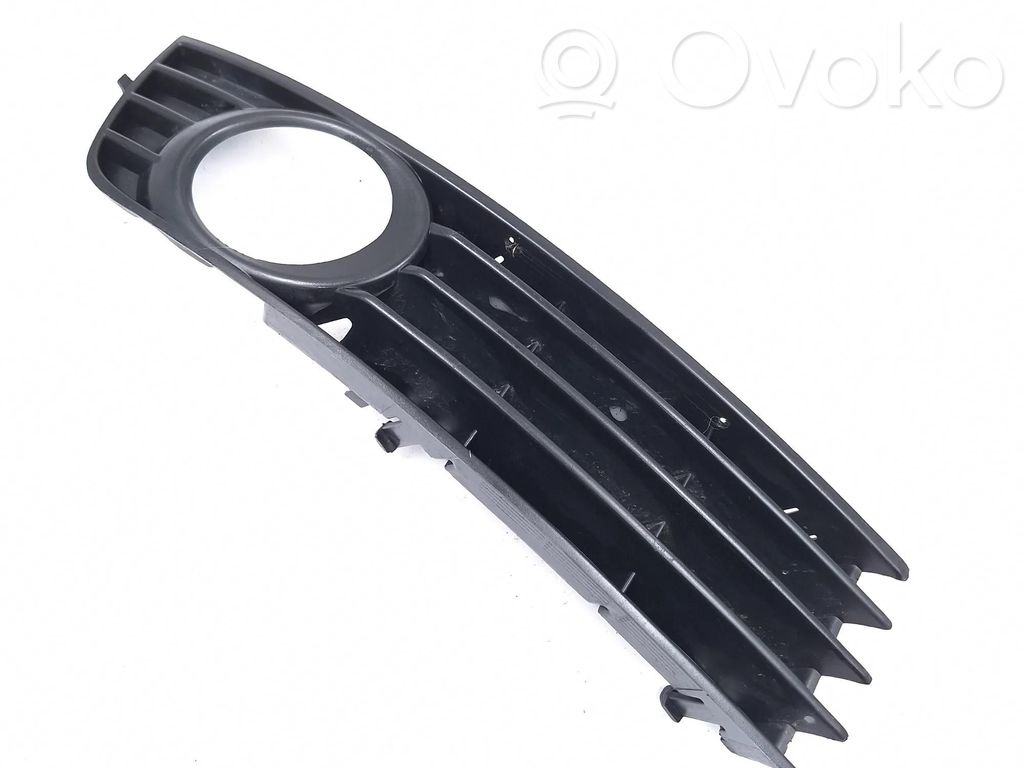 Audi A4 S4 B6 8E 8H Verkleidung Nebelscheinwerfer / Gitter vorne 