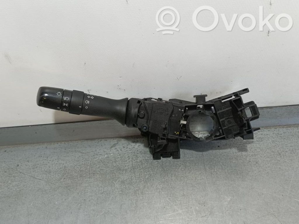 Toyota iQ Interrupteur d’éclairage 