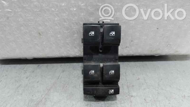 Opel Mokka X Electric window control switch 
