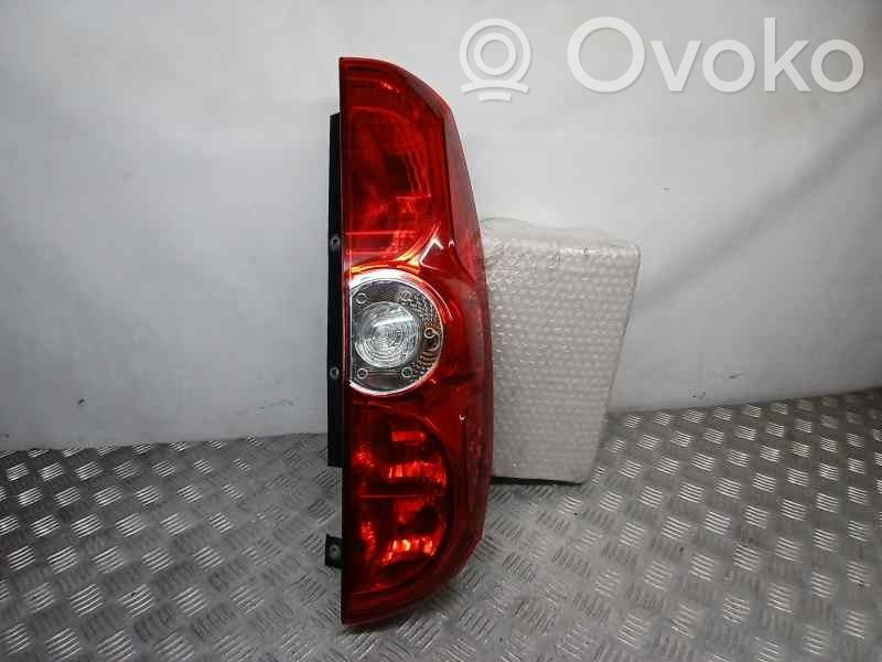 Opel Combo D Aizmugurējais lukturis virsbūvē 