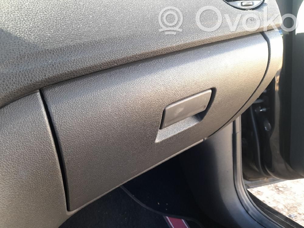 Glove box   1519313