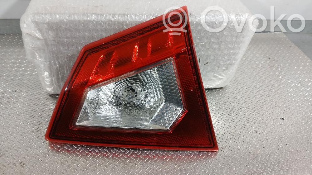 Suzuki Vitara (LY) Lampy tylnej klapy bagażnika 