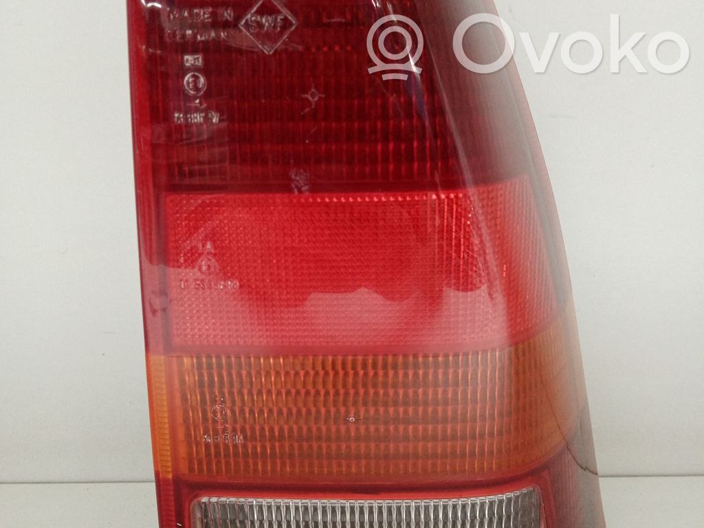 Opel Kadett E Задний фонарь в кузове 