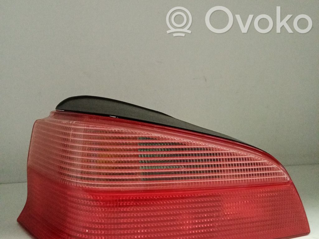 Peugeot 106 Galinis žibintas dangtyje 