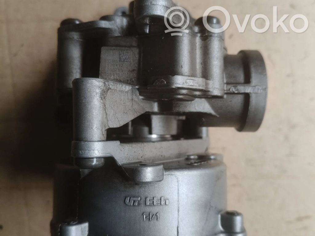 Audi A8 S8 D4 4H Oil pump 