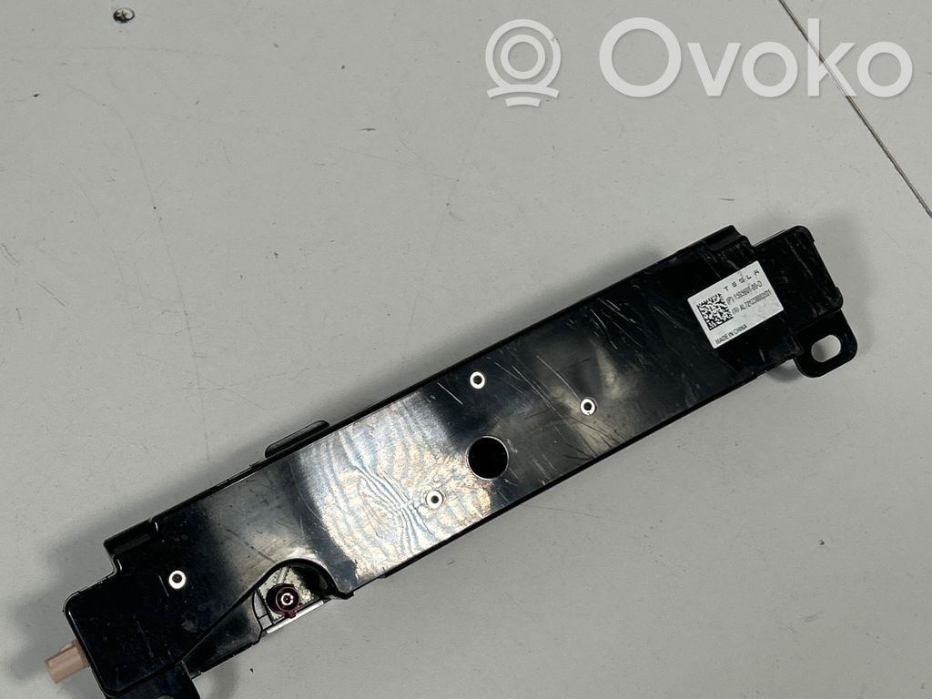 Tesla Model Y Pystyantennivahvistin 