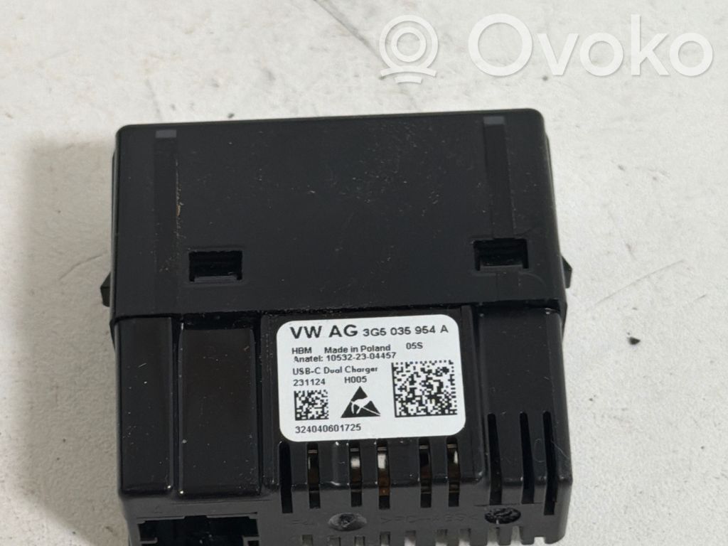 Skoda Octavia Mk4 USB socket connector 