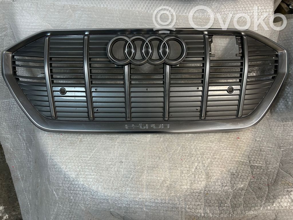 Audi e-tron Front bumper upper radiator grill 