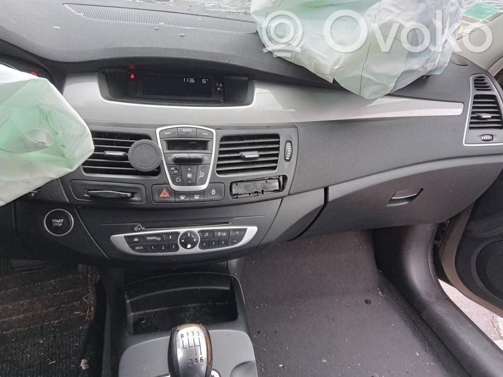 Schowek deski rozdzielczej / Komplet   682520001R