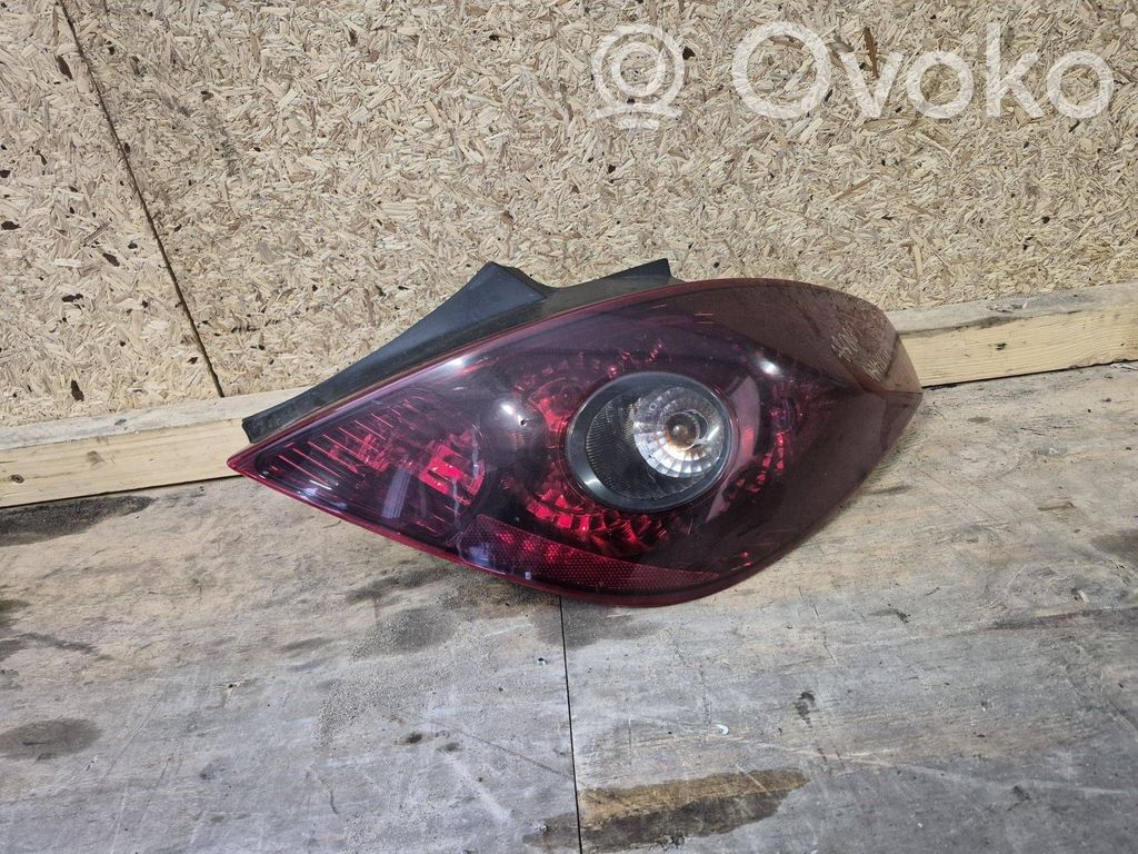 Opel Corsa D Aizmugurējais lukturis virsbūvē 