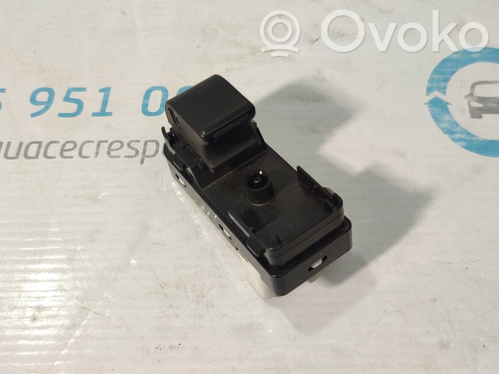 Electric window control switch   D09H66370