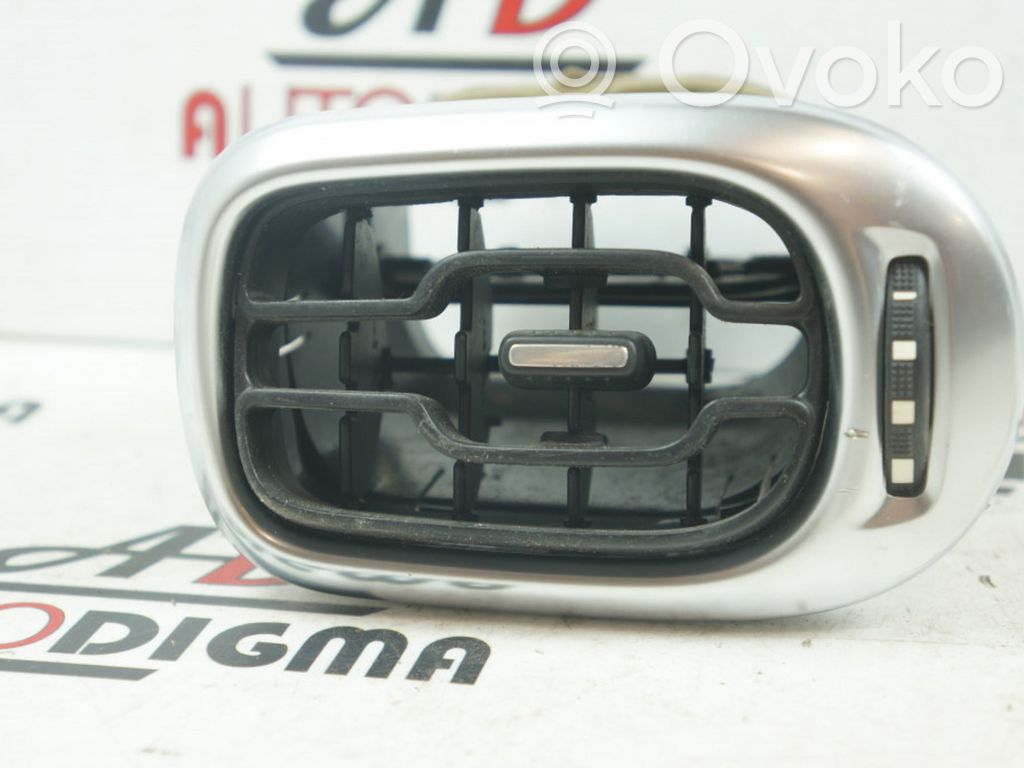 Citroen C3 Picasso Moldura protectora de la rejilla de ventilación lateral del panel 