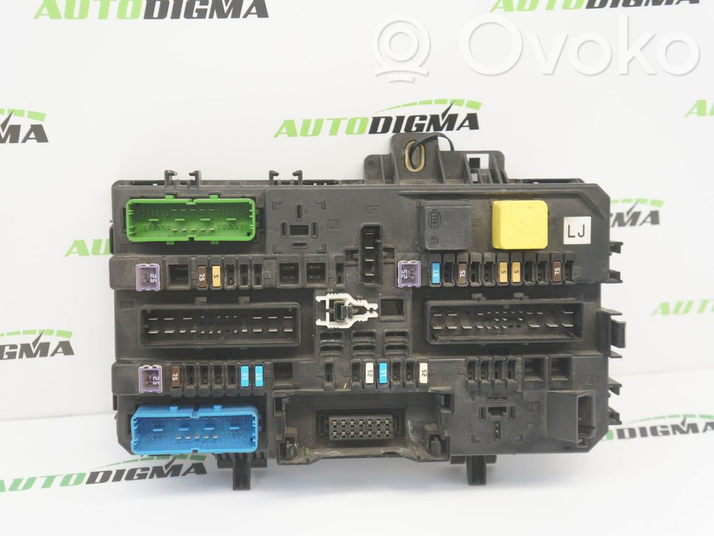 Opel Zafira B Fuse module 