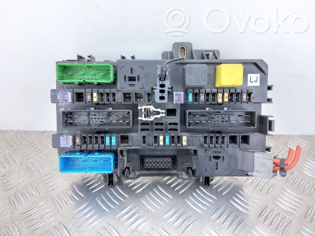 Opel Zafira B Fuse module 