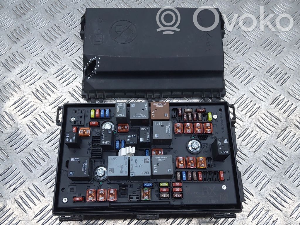 Opel Astra J Módulo de fusible 
