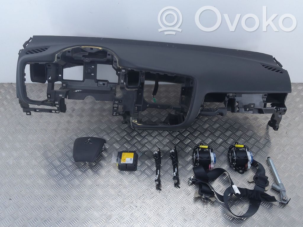 Mitsubishi Outlander Oro pagalvių komplektas su panele 