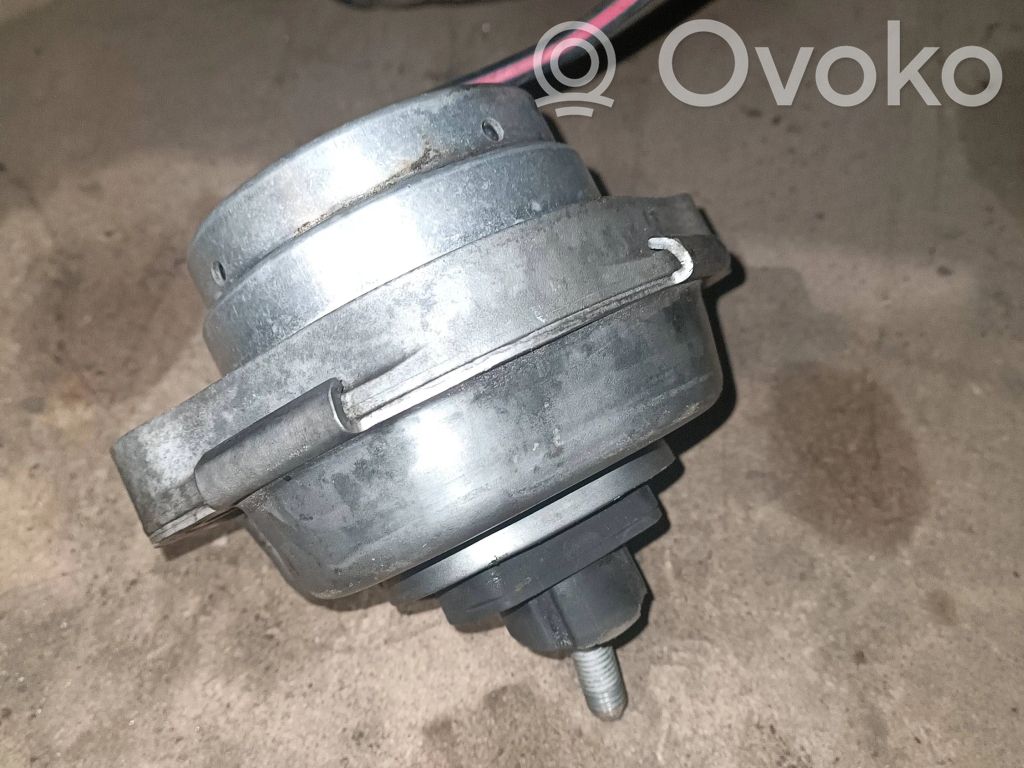 Engine mount bracket   6758444,05042005