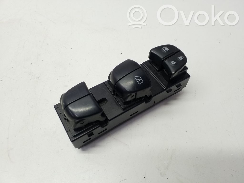 Nissan Juke I F15 Przyciski szyb 