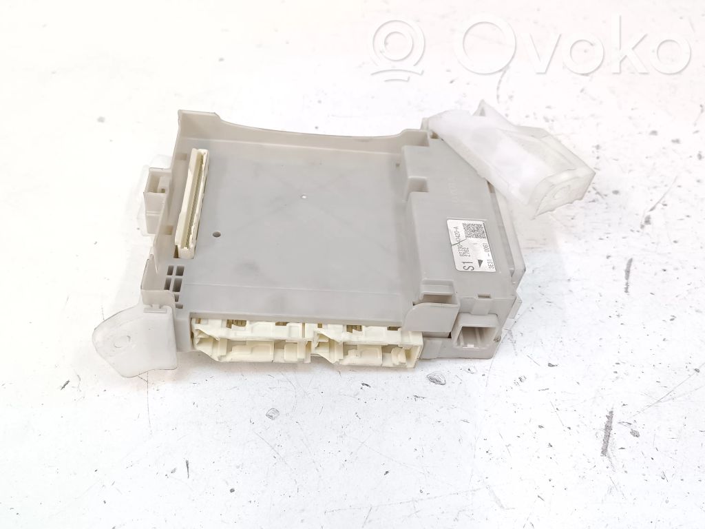 Toyota Prius+ (ZVW40) Ramka / Moduł bezpieczników 