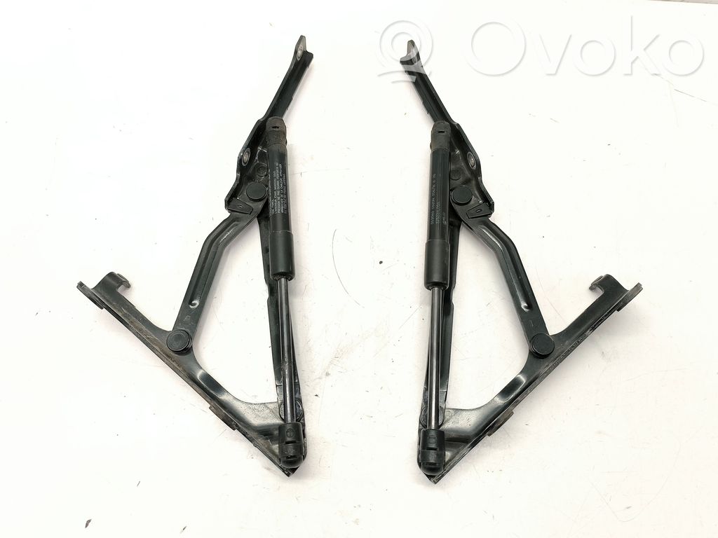 Subaru Legacy Tailgate/trunk/boot hinge 