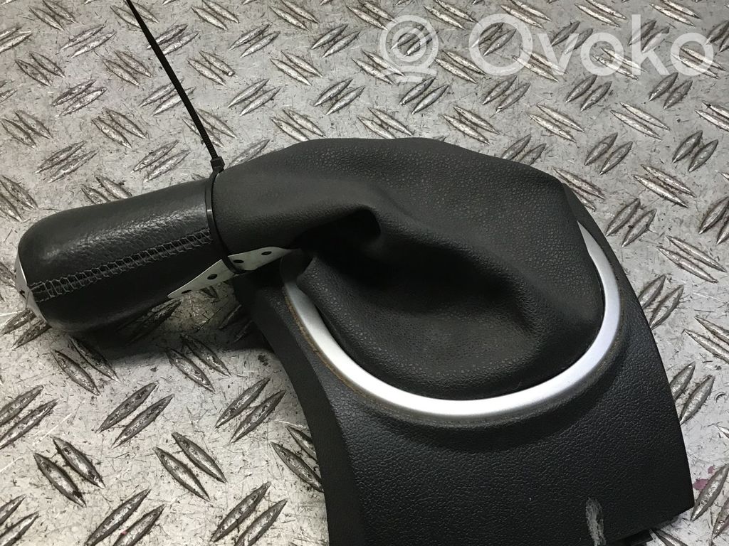 Renault Clio III Consola de plástico de la palanca de cambios 