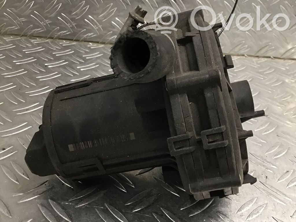Toissijainen ilmapumppu   72216636