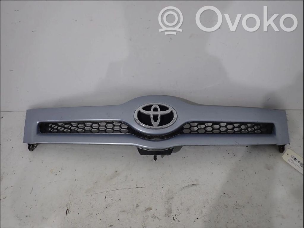 Toyota Corolla Verso E121 Etupuskurin ylempi jäähdytinsäleikkö 