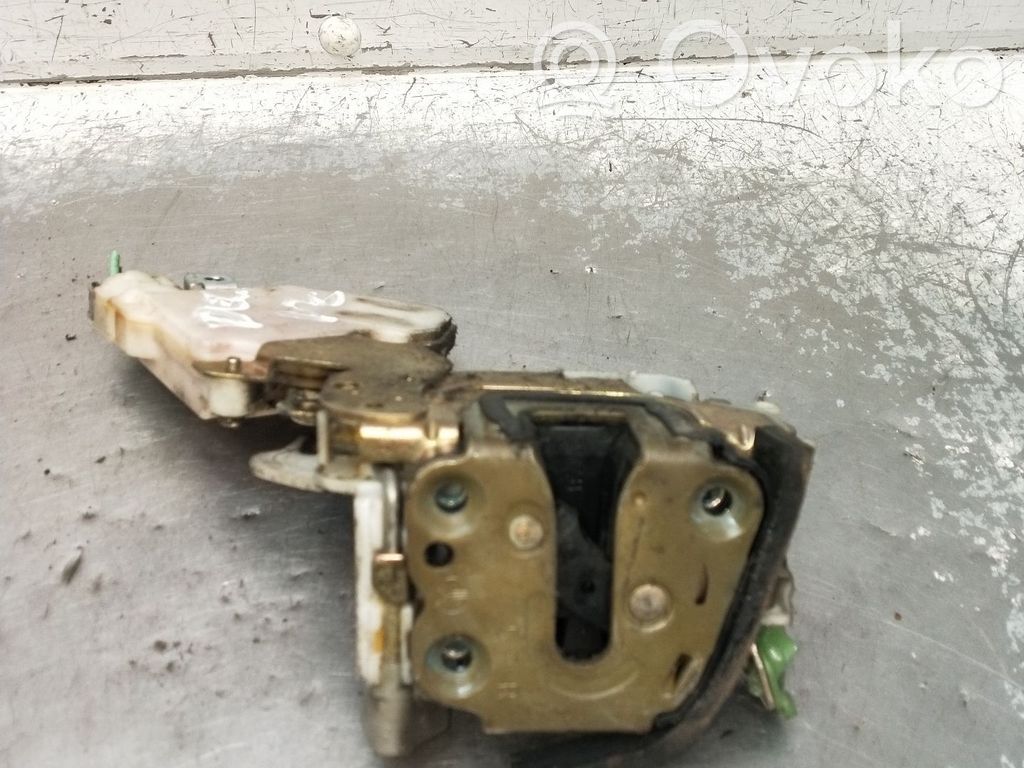 Nissan Primera Etuoven lukon moottori 
