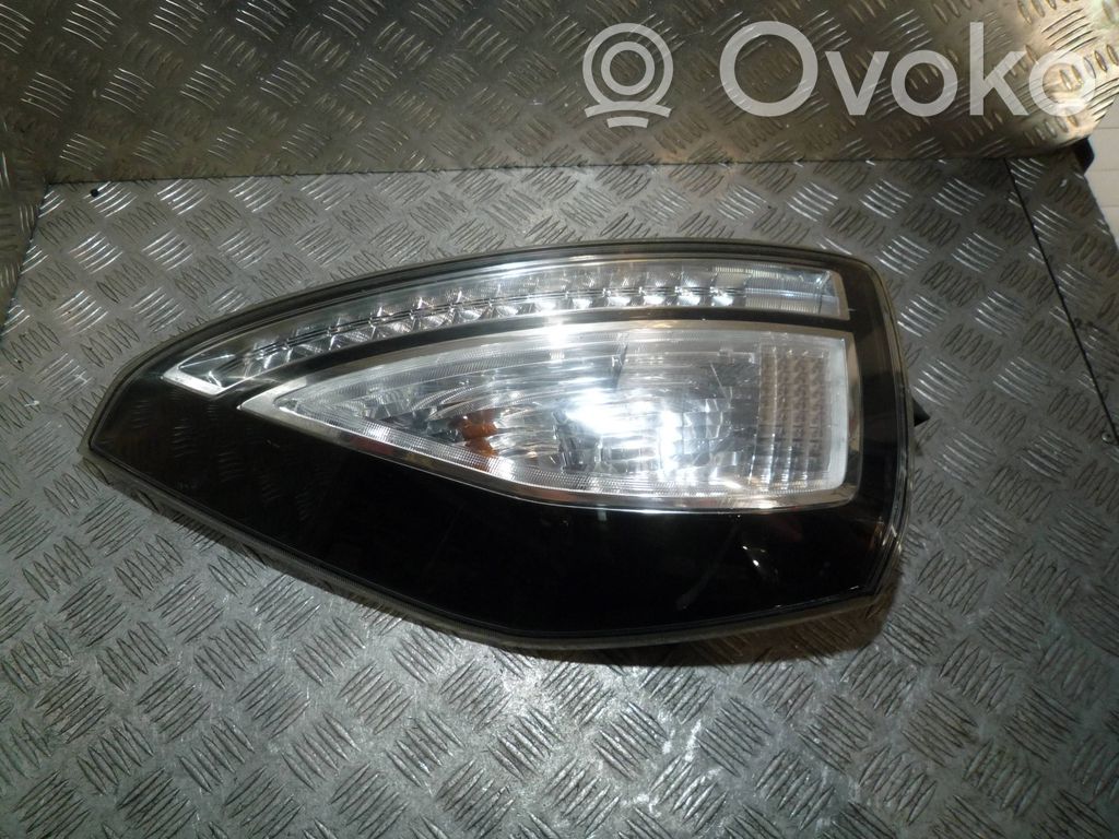 Mazda 5 Задний фонарь в кузове 