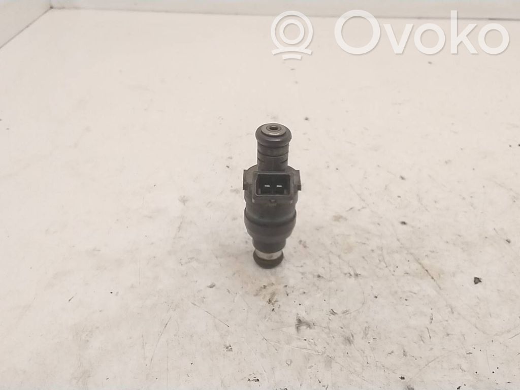 BMW 3 E30 Fuel injector 