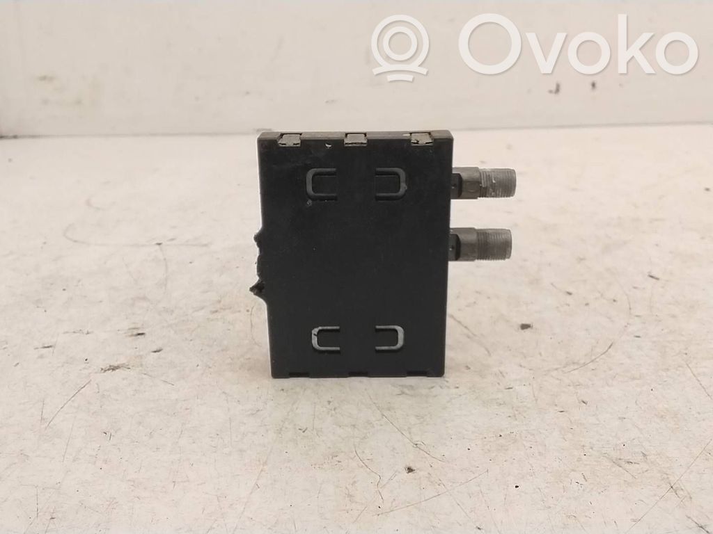 BMW 7 E38 Antenos stiprintuvas 