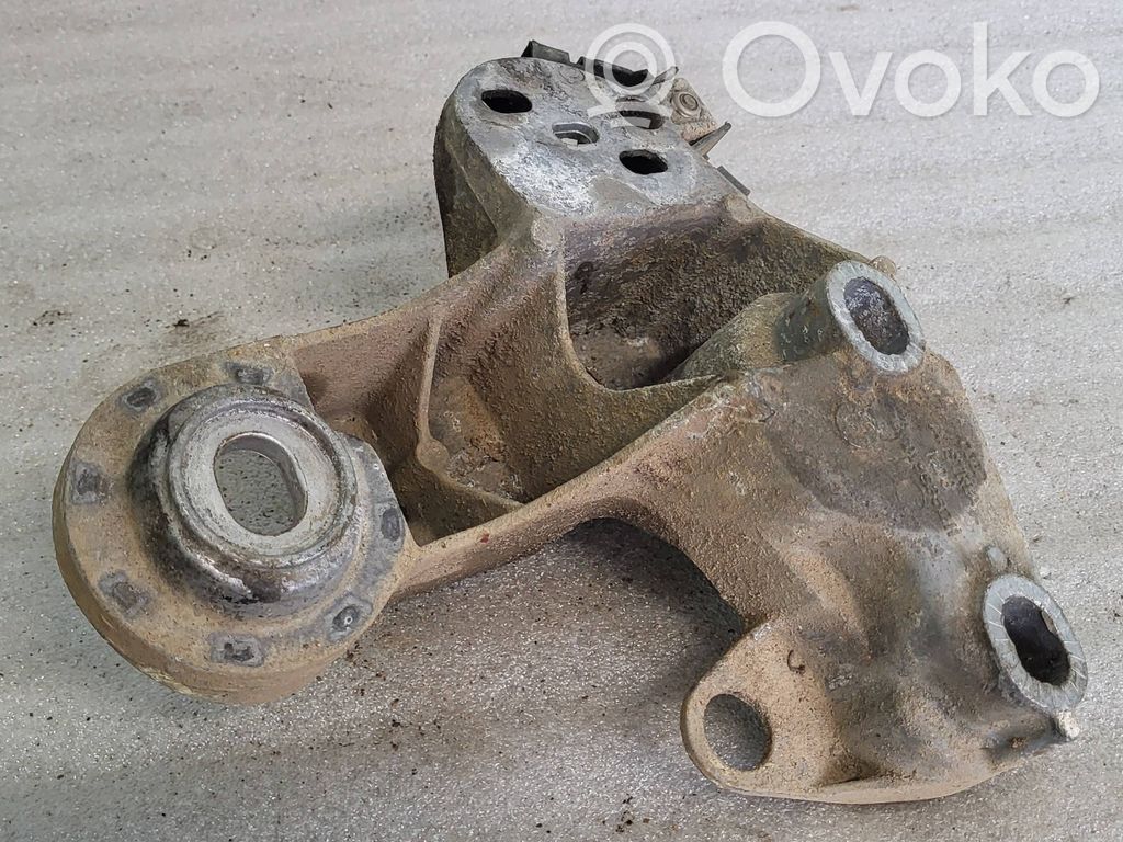 Audi A4 S4 B5 8D Engine mounting bracket 